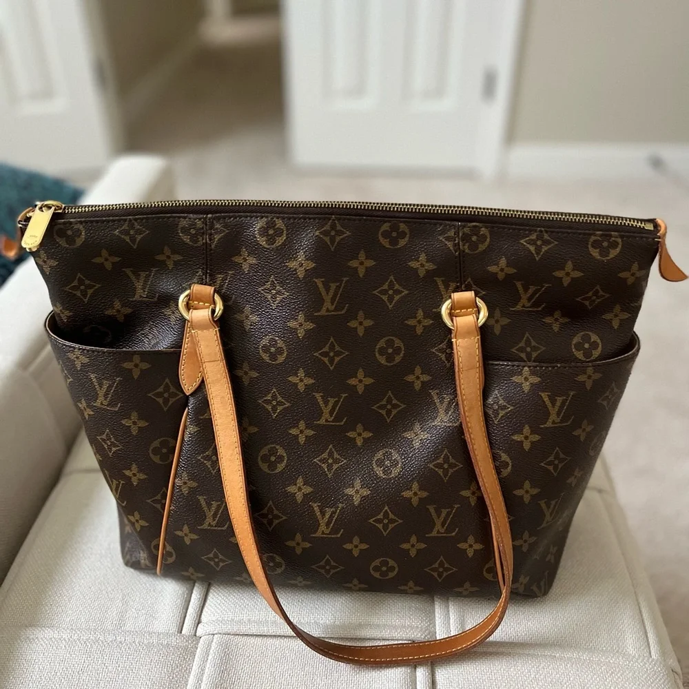 Louis Vuitton Totally MM Monogram Tote - Picture 1 of 16